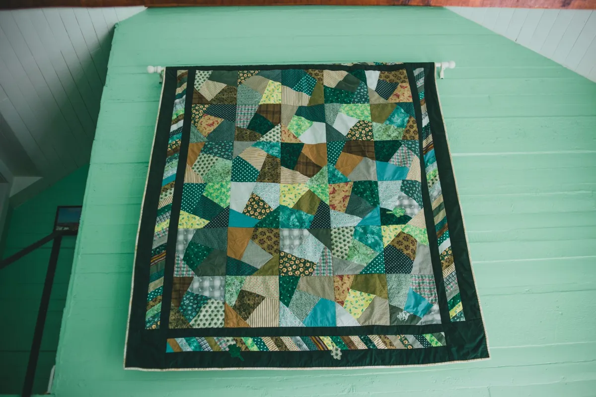 Quilt with triangle patterns