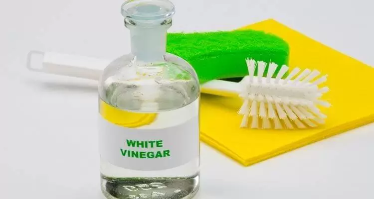 How does vinegar remove wrinkles from clothes 
